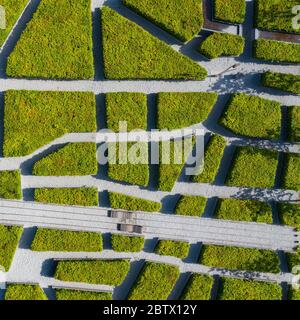 Labyrinthe vert dans le jardin labyrinthe de symétrie géométrique vue aérienne de drone Banque D'Images