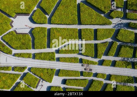 Labyrinthe vert dans le jardin labyrinthe de symétrie géométrique vue aérienne de drone Banque D'Images