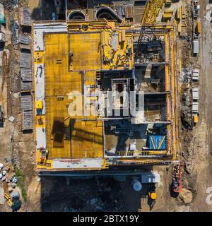 Vue aérienne du site d'interprétation. Les personnes qui travaillent. Vue de dessus du nouvel appartement en construction. Photo réalisée par drone d'en haut. Banque D'Images