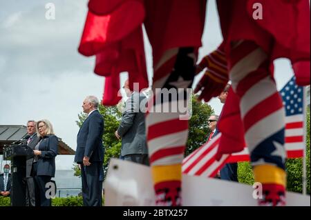 Michael Wheeler, de Kansas City, Mo, porte sa tenue « Super Jesus » avec le cap et le drapeau américain, tandis que le député de la Chambre des représentants, Kevin McCarthy (R-Calif.), détient une disponibilité médiatique avec Steve Scalise (R-LA), le député de la Chambre des représentants de la minorité, Liz Cheney (R-WY) et d'autres, Annoncer que les dirigeants républicains ont intenté une action en justice contre la Présidente de la Chambre Nancy Pelosi et les responsables du Congrès afin d'empêcher la Chambre des représentants d'utiliser un système de vote par procuration pour permettre le vote à distance pendant la pandémie du coronavirus, à l'extérieur du Capitole des États-Unis à Washington, DC. Banque D'Images