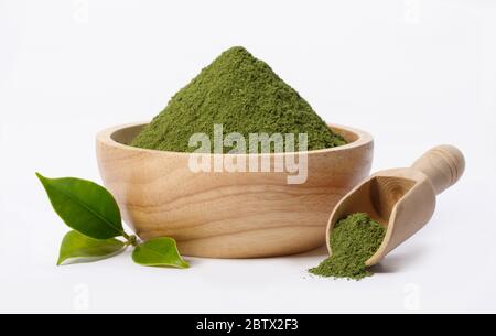 Thé vert matcha poudre dans un bol avec feuille de thé vert biologique isolée sur fond blanc, produit biologique de la nature pour la santé avec traditionnel Banque D'Images