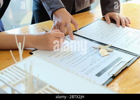 Agent immobilier offre main pour le client signer contrat signature pour acheter ou vendre maison. Banque D'Images