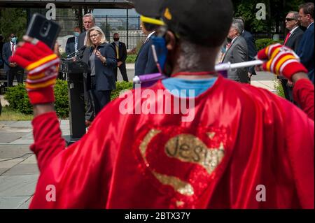 Michael Wheeler, de Kansas City, Mo, porte sa tenue « Super Jesus » avec le cap et le drapeau américain, tandis que le député de la Chambre des représentants, Kevin McCarthy (R-Calif.), détient une disponibilité médiatique avec Steve Scalise (R-LA), le député de la Chambre des représentants de la minorité, Liz Cheney (R-WY) et d'autres, Annoncer que les dirigeants républicains ont intenté une action en justice contre la Présidente de la Chambre Nancy Pelosi et les responsables du Congrès afin d'empêcher la Chambre des représentants d'utiliser un système de vote par procuration pour permettre le vote à distance pendant la pandémie du coronavirus, à l'extérieur du Capitole des États-Unis à Washington, DC. Banque D'Images