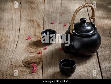 Tasse de thé chaud avec cruches à la vapeur sur le fond de table en bois avec espace de copie pour votre texte, style chinois Banque D'Images