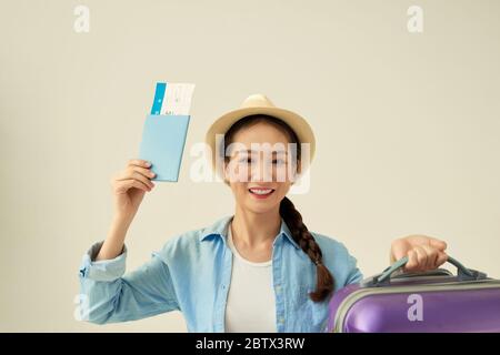 Femme d'affaires voyageant avec passeport, billet et sac - isolée Banque D'Images