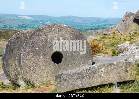 Abandonné Millstones, Stanage Edge, Hathersage, Peak District National Park, Angleterre, Royaume-Uni. Banque D'Images