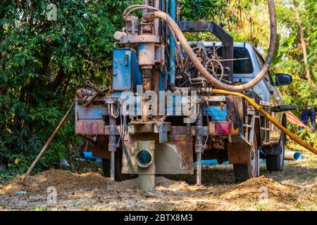 machine de forage d'eau au sol sur l'ancien camion forage d'eau au sol Banque D'Images