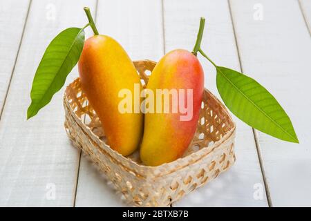 Un fruit de mangue dans un panier Banque D'Images