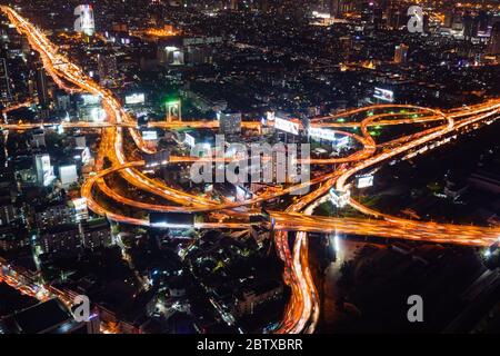 BANGKOK, THAÏLANDE - 5 décembre 2019 : vue aérienne de la route de jonction de l'autoroute la nuit, vue de la tour Baiyoke II à Bangkok, Thaïlande Banque D'Images