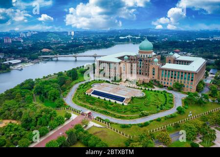 Vue aérienne de Jabatan Perdana Menteri en journée sur fond bleu ciel à Putrajaya, Malaisie Banque D'Images