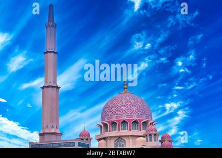 La Mosquée Putra (Masjid Putra) en journée à Putrajaya, en Malaisie. Banque D'Images