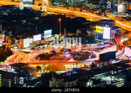 BANGKOK, THAÏLANDE - 5 décembre 2019 : vue aérienne du monument de la victoire dans le transport central la nuit à Bangkok, Thaïlande Banque D'Images