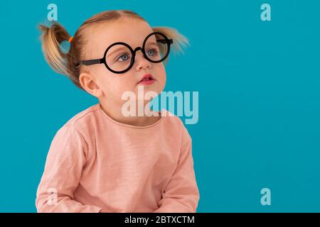 Portrait d'un enfant avec des lunettes rondes Banque D'Images