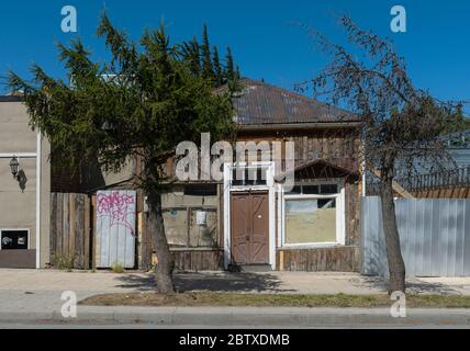 Petite maison en bois dans une rue à Puerto Natales, Chili Banque D'Images