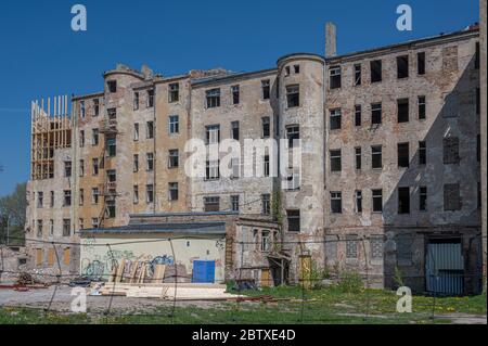 Riga, Lettonie - 9 mai 2020 : a été délabrée vide et a fait tomber de vieux bâtiments à plusieurs étages. Banque D'Images