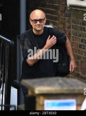 Dominic Cummings, le principal collaborateur du Premier ministre Boris Johnson, quitte sa maison du nord de Londres alors que la rangée au-dessus de son voyage à Durham pendant le confinement se poursuit. Banque D'Images