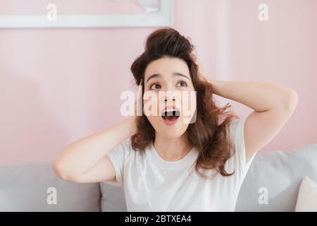 Gros plan photo de jolie drôle de dame de bouc bonne humeur bouche ouverte écouter les bras de nouvelles positifs inattendus sur la tête Banque D'Images