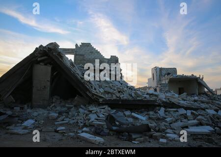 22 mars 2020 : Alep Syrie. 26 février 2020. Des bâtiments sont détruits et en ruines dans la ville fantôme de Taqad, dans la campagne ouest d'Alep, à la suite de frappes aériennes menées par les forces gouvernementales syriennes et leur allié russe. Les forces gouvernementales se sont engagées depuis décembre dernier dans une offensive contre le bastion majeur contrôlé par l'opposition dans le nord-ouest du pays, ciblant la région d'Idlib, ainsi que la province voisine d'Alep, à l'ouest. La récente escalade militaire a conduit au déplacement des habitants des villes et villages attaqués (Credit image: © Juma Mohammed/IMA Banque D'Images