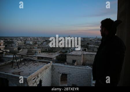 22 mars 2020 : Alep Syrie. 26 février 2020. Des bâtiments sont détruits et en ruines dans la ville fantôme de Taqad, dans la campagne ouest d'Alep, à la suite de frappes aériennes menées par les forces gouvernementales syriennes et leur allié russe. Les forces gouvernementales se sont engagées depuis décembre dernier dans une offensive contre le bastion majeur contrôlé par l'opposition dans le nord-ouest du pays, ciblant la région d'Idlib, ainsi que la province voisine d'Alep, à l'ouest. La récente escalade militaire a conduit au déplacement des habitants des villes et villages attaqués (Credit image: © Juma Mohammed/IMA Banque D'Images