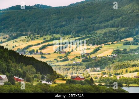 Byrkjelo, village du comté de Sogn og Fjordane, en Norvège. Beau ciel au-dessus du paysage rural norvégien. Lac Bergheimsvatnet dans Journée d'été. Et agricole Banque D'Images