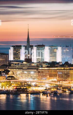 Stockholm, Suède. Vue sur l'église et les maisons de Saint Clara ou Saint Klara au crépuscule. Éclairage nocturne. Banque D'Images