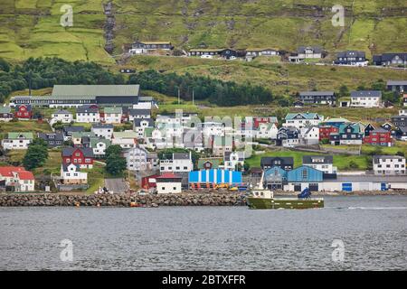 Pittoresque village coloré de Vestmanna dans îles Féroé. L'Océan Atlantique Banque D'Images