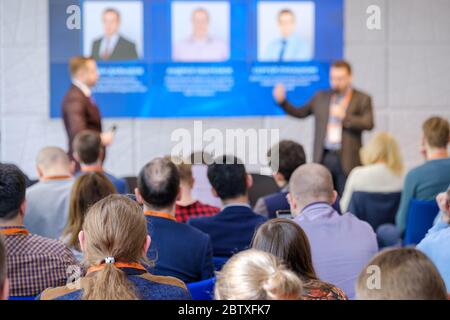 Chargé de cours à l'écoute de l'auditoire atelier Banque D'Images