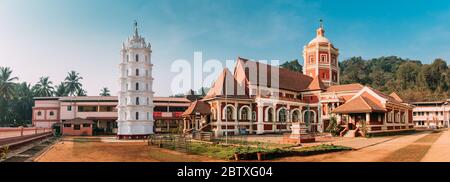 Kavlem, Phonda, Goa, Inde. Shree Shantadurga Mandir, Temple de Kavlem. Site d'intérêt célèbre et destination populaire. Tour de lampe blanche. Shantadurga Devi. Pano Banque D'Images