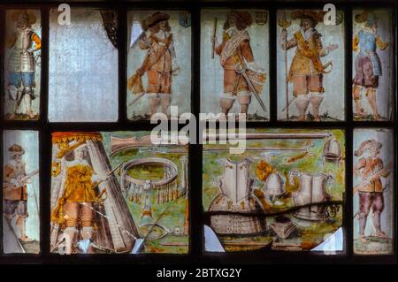 Officiers royalistes anglais de la guerre de Sécession, armes et armures. Détail du vitrail commémoratif commandé en 1662 pour commémorer le siège de Chester en 1645 et la défense royaliste de la ville. Dans l'église paroissiale de St Chad à Farndon, Cheshire, Angleterre. Les officiers représentés sur cette image incluent Sir Francis Gamul, colonel de la garde municipale de Chester, debout à l'extérieur de sa tente de campagne, pointant les armes. Sur la rangée du haut, flanqué de pikemen : Richard Grosvenor, haut shérif du Cheshire ; Sir William Mainwaring, tué lors du siège ; et William Barnston, sponsor de la fenêtre. Banque D'Images