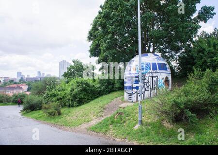 Vestiges du robot R2D2, qui apparaît dans le parc de Folimanka à Prague, République tchèque, en 2017. Les artistes de rue ont converti l'évent d'aération pour une période de Guerre froide Banque D'Images