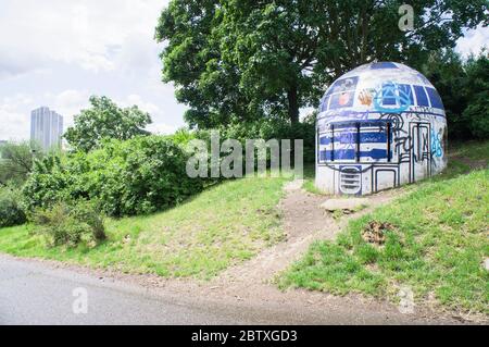 Vestiges du robot R2D2, qui apparaît dans le parc de Folimanka à Prague, République tchèque, en 2017. Les artistes de rue ont converti l'évent d'aération pour une période de Guerre froide Banque D'Images