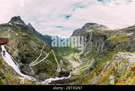 Trollstigen, Andalsnes (Norvège) - 19 juin 2019 : Les gens touristes se rendant sur plate-forme d'observation près de centre d'accueil. Monument norvégien célèbre et populaire d Banque D'Images