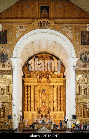 Old Goa, Inde - 19 février 2020 : autel principal dans la basilique de BOM Jésus. Décoration en gros plan. Basilique catholique romaine et fait partie des Églises et de Conve Banque D'Images