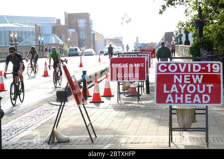 Londres, Royaume-Uni. 28 mai 2020 London Borough of Kingston upon Thames Council ajoute une signalisation temporaire à un point de pincement sur le pont Kingston. Ils ont fait de la piste cyclable une route piétonne pour aider à prendre des distances sociales. Andrew Fosker / Alamy Live News Banque D'Images