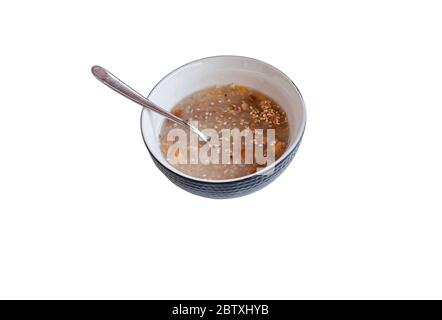 Dessert turc traditionnel ashure ou Pudding de Noah avec cuillère isolée sur fond blanc. Banque D'Images