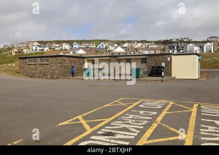 Ogmore by Sea Beach public convenances bloc au milieu du parking qui sont tous fermés à tous. Banque D'Images