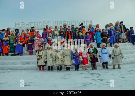 Enfants mongoles en vêtements traditionnels, hiver, province de Khovd, Mongolie Banque D'Images