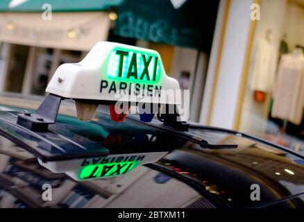 Signe d'un taxi parisien se reflétant dans le toit, Paris, France Banque D'Images