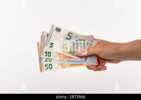 Femme tenant des billets en euros fatan dans sa main, Allemagne Banque D'Images
