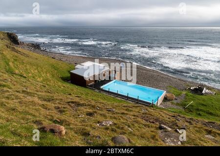 Krossneslaug, piscine extérieure avec source chaude au bord de la mer, Krossnes, Arnes, Strandir, Westfjords, Islande Banque D'Images