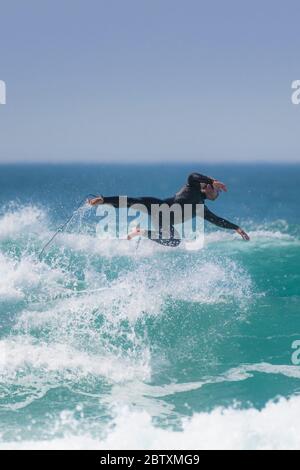 Une action spectaculaire alors qu'un surfeur se balaye à Fistral à Newquay, en Cornouailles. Banque D'Images