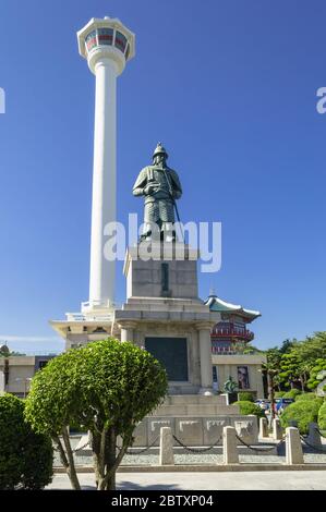 Busan, Corée du Sud, 14 septembre 2019 : statue de l'amiral et général militaire Yi Sun-Sin devant la tour de Busan dans le parc yongdusan Banque D'Images