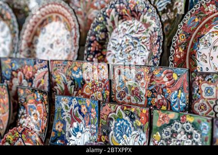 Belles assiettes en céramique colorées, à vendre dans un souk de Dubaï.Les plaques ont des motifs arabes finement détaillés Banque D'Images