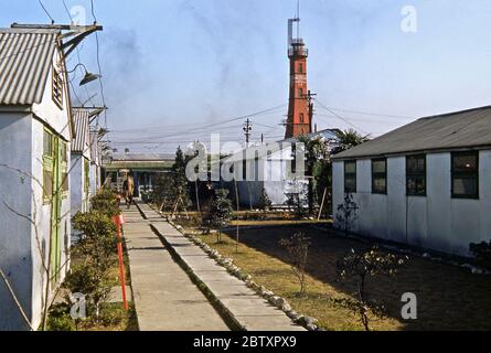 Barrack vie pour la 40e infanterie de l'armée américaine, Division Replacement Company, Tokyo, Japon 1953, juste après la guerre de Corée était terminée. Il y a une tour de surveillance pour la caserne de pompiers de l'armée américaine n° 1. Un soldat est vu passer devant la salle des chèques et de la fumée s'élève des appareils de chauffage à bois. La 40e Division d'infanterie (Division de l'infanterie) fait partie de l'armée américaine. Elle a vu un service actif dans la guerre de Corée (1950–53), participant aux batailles du château de sable et de Heartbreak Ridge. La division est restée en Corée jusqu'en mai 1954. En 1953, leur QG a déménagé à Tokyo, puis à Yokohama et finalement en octobre au Camp Zama, Banque D'Images