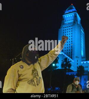 Plusieurs centaines de manifestants, organisés par Black Lives Matter-LA, ont convergé dans le centre-ville de Los Angeles pour se promener autour du Civic Center, dans le cadre d'une série de manifestations nationales le mercredi 27 mai 2020 pour montrer l'indignation face à la mort de George Floyd, Un homme noir a tué lundi après qu'un policier blanc de Minneapolis l'a épinglé au sol avec son genou. À un moment ou à un autre au cours de la marche, un groupe de personnes a fait une entrée dans l'autoroute 101 près de la rue Alameda, bloquant brièvement la route. Crédit : UPI/Alay Live News Banque D'Images