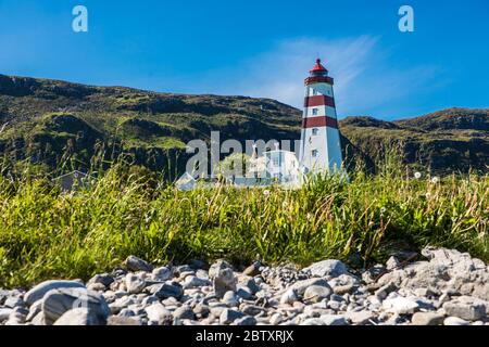 Phare d'Alnes au ciel clair sur l'île de Godoy près d'Alesund, Norvège Banque D'Images
