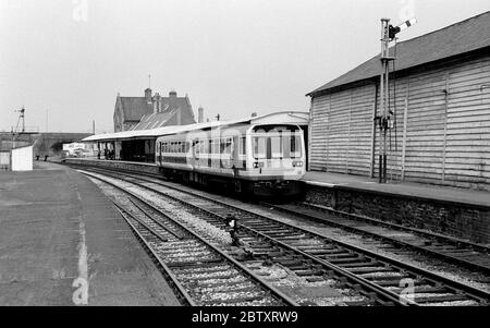 Un train diesel de classe 142 n° 142018 à la station Barnstaple avec un service à Exmouth, Devon, Angleterre, Royaume-Uni. 20 juin 1986. Banque D'Images