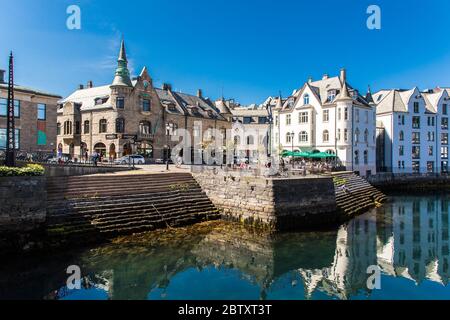 Alesund, Norvège - juin 2019 : vue d'été de la ville portuaire d'Alesund sur la côte ouest de la Norvège, à l'entrée du Geirangerfjord. Ancienne architecture de Banque D'Images