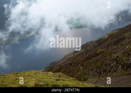 Une vue de l'eau as été depuis le sommet de la crête de tête Illgill, Lake District, UK Banque D'Images