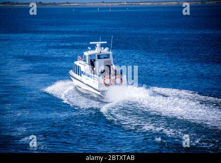 Vte, Allemagne. 25 mai 2020. Un bateau-taxi emmène les vacanciers à travers la mer Baltique de l'île de Rügen à Hiddensee. Credit: Jens Büttner/dpa-Zentralbild/ZB/dpa/Alay Live News Banque D'Images